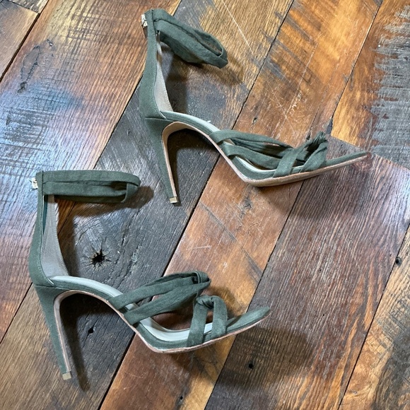 Chrissy Teigen x REVOLVE Marina Olive Green Twist Detail Heels Women’s 9.5 - Picture 6 of 9